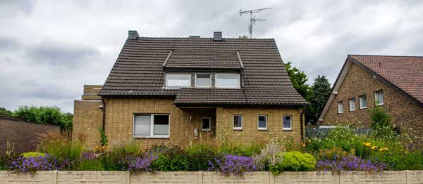 Juni 2025: Im zweiten Jahr waren die Stauden gut eingewachsen, nur die Rosen und das Riesen-Federgras (Stipa gigantea) waren noch reichlich schüchtern.